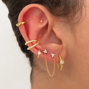 Set di orecchini dorati con zirconi quadrati e design intrecciato stile lussuoso