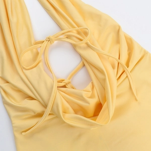 Detail des warmgelben Neckholder-Tops mit verstellbarer Bindung und weicher Rippenstruktur