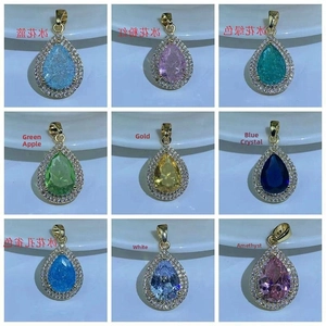 Détail de neuf pendentifs en zircone en forme de poire aux couleurs variées avec halo