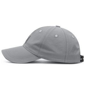 Cappellino sportivo leggero traspirante ad asciugatura rapida con elementi riflettenti