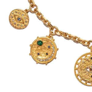 Vue détaillée du pendentif œil protecteur plaqué or 18K avec cristaux verts et étoiles