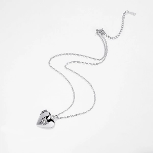 Dettaglio del ciondolo a cuore in argento con cristallo e incisione S-STEEL sulla maglia