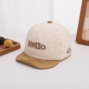 Détail de la broderie Hello et du smiley sur un chapeau de soleil séchage rapide bébé