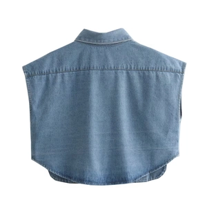 Détail du dos d'une chemise en jean sans manches bleu clair avec ourlet incurvé chic