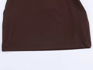 Dettaglio del tessuto in maglia marrone scuro con cuciture pulite e finitura dell'orlo curata
