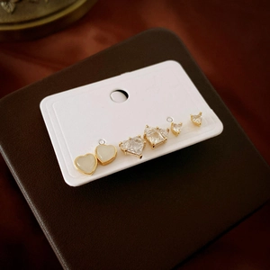 Détail du lot de 6 boucles d'oreilles cœur dorées avec cristaux de zircone cubique
