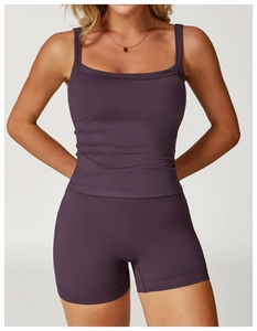 Détail du short de yoga taille haute avec texture de compression alvéolée violette