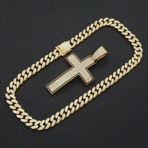 Collier hip hop plaqué or avec pendentif croix serti et chaîne à mailles cubaines