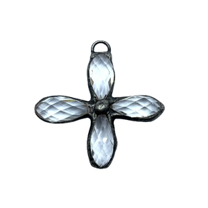Pendentif croix rétro argenté avec feuilles de trèfle en verre clair pour pull-over