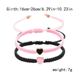 Dettaglio di braccialetti intrecciati con cuore, dimensioni 16cm-26cm e peso 7g