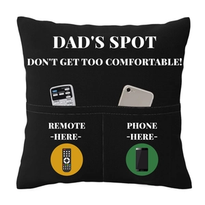 Dettaglio copricuscino nero in lino con tasche per telecomando e smartphone