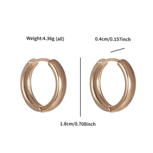 Dettagli che mostrano il diametro di 1,8cm e la larghezza di 0,4cm dei cerchi oro rosa