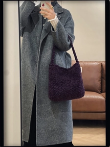Dettaglio borsa a spalla in tweed viola con trama a maglia spessa per look autunnale