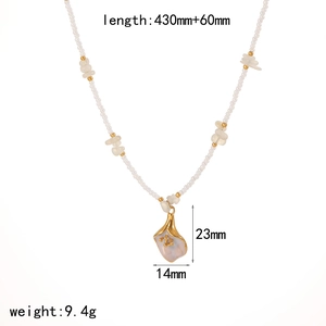 Vue détaillée du collier en perles style océan avec pendentif baleine et spécifications