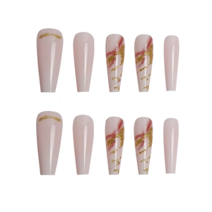 Faux ongles ballerine longs rose nude avec motif marbre et paillettes dorées