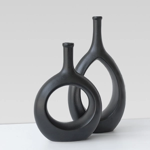 Set van twee moderne matzwarte keramische vazen met creatief hol minimalistisch design