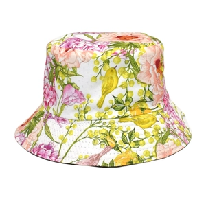 Détail de l'imprimé fleurs et oiseaux sur le chapeau bob réversible avec coutures fines
