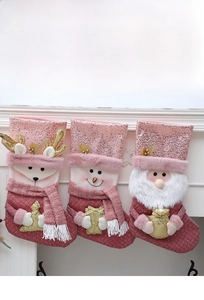 Detailansicht von Pailletten-Weihnachtssocken mit Weihnachtsmann an einem weißen Kamin