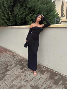 Robe moulante noire élégante à épaules dénudées avec manches longues et fente