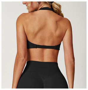 Vue arrière du haut de yoga licou noir et du legging froissé pour l'entraînement