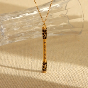 Collier avec pendentif bâton de Sun Wukong doré et motifs de nuages vintage en acier