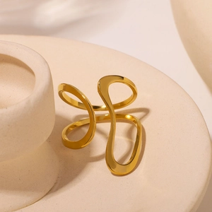Anello minimalista a onde in acciaio inossidabile placcato oro 18K su piatto ceramico