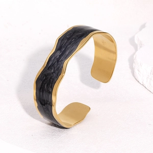 Bracelet jonc ouvert plaqué or 18k avec incrustation émail noir, vue sous un angle de 45 degrés