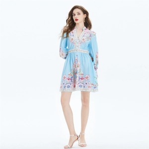 Robe courte fleurie bleu clair avec manches lanternes, col en V et broderie ethnique