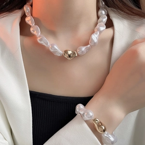 Mannequin portant collier et bracelet en perles baroques avec fermoirs cœur dorés