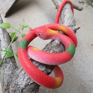 Serpent réaliste en caoutchouc rouge enroulé sur une branche pour décoration Halloween