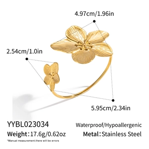 Dettaglio del bracciale a fiori in acciaio placcato oro 18K con trama impermeabile