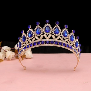Dettaglio corona barocca con cristalli blu navy e montatura in oro rosa stile vintage