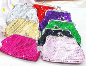 Dettaglio di mini portamonete di paillettes in otto colori con chiusura in metallo