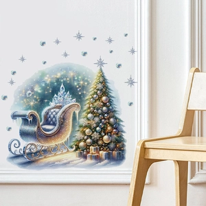 Sticker mural de Noël montrant un traîneau et un sapin sur un mur de salon blanc