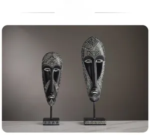 Detailopname van Afrikaanse tribale maskers van hars met handgesneden totempatronen