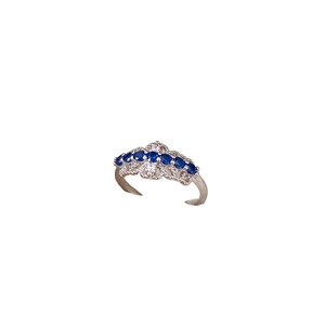 Bague en dentelle argentée avec zircons bleus et pierres blanches sur fond blanc