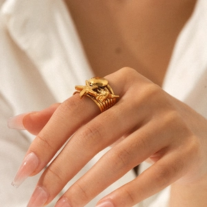 Detailansicht des 18k Gold Seestern- und Muschel-Ringes am Finger des Models