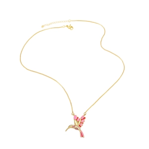 Détail du collier colibri avec ailes en émail rose et cristaux de zircon brillants
