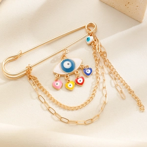 Detail der goldenen Sicherheitsnadel Brosche mit Evil Eye und bunten Herzanhängern