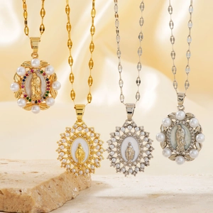 Colliers Vierge Marie avec perles et zircons sur des chaînes élégantes en or et argent