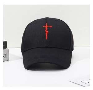 Detailaufnahme der roten 'faith' Kreuzstickerei auf einer schwarzen Baseballkappe