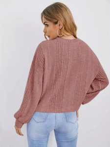 Vue arrière d'un pull en maille rose poudré avec texture verticale et manches bouffantes