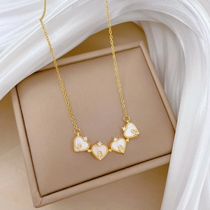 Détail du collier trèfle à quatre feuilles avec nacre et diamants sur tissu en soie blanche