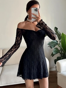 Détail de la robe noire en dentelle à épaules dénudées avec broderie florale