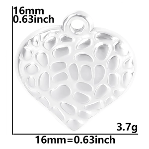 Technical detail of a silver heart pendant with honeycomb texture and size dimensions