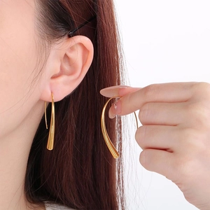 Elegant geometric curved gold line earrings for women made of minimalist titanium steel