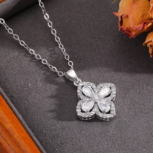 Gros plan d'un pendentif fleur argenté serti de zircons sur un écrin à bijoux en velours