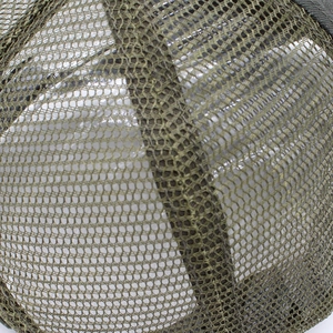 Gros plan du filet en polyester respirant vert olive et des coutures renforcées