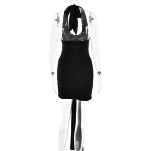 Detail van gerimpelde achterkant en gekruiste veters op zwarte halter bodycon-jurk