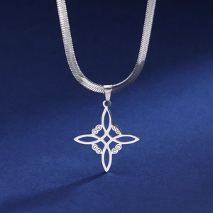 Collana con nodo celtico in acciaio argentato e catena a serpente su sfondo blu